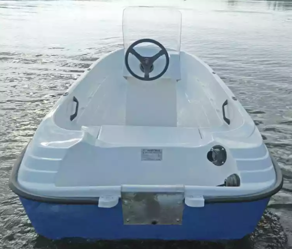 Стеклопластиковая лодка Пингвин с консолью (тримаран) в Новороссийске