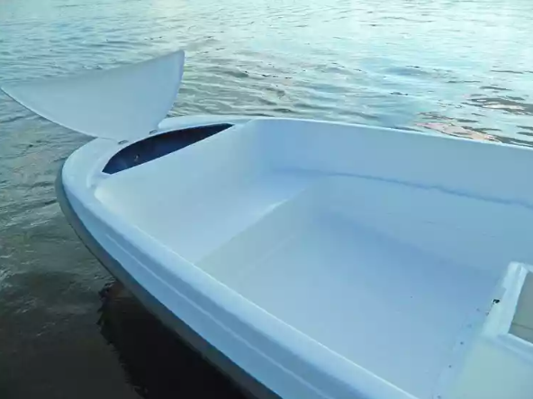 Стеклопластиковая лодка Пингвин с консолью (тримаран) в Новороссийске