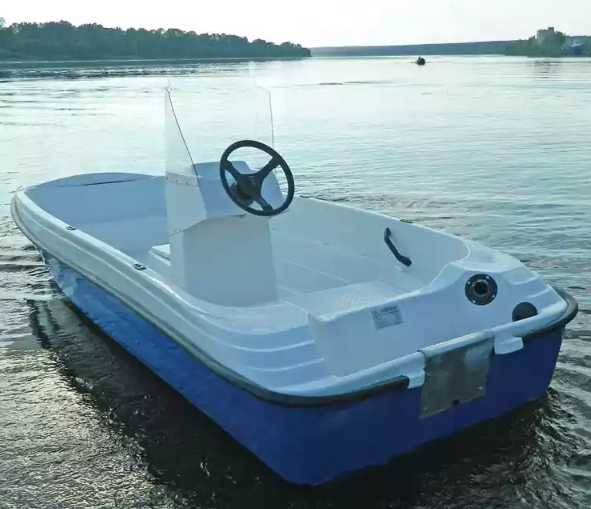 Стеклопластиковая лодка Пингвин с консолью (тримаран) в Новороссийске