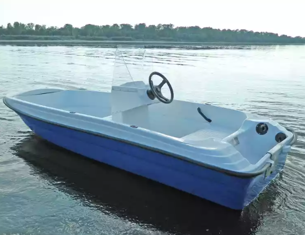 Стеклопластиковая лодка Пингвин с консолью (тримаран) в Новороссийске