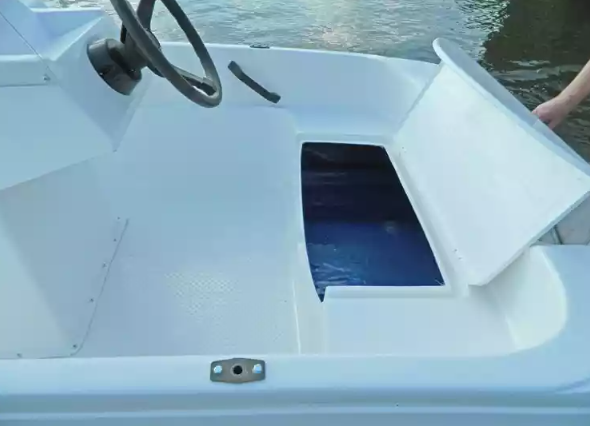 Стеклопластиковая лодка Пингвин с консолью (тримаран) в Новороссийске